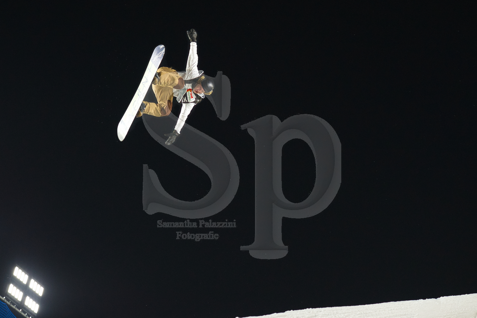 nella foto salti con snowboard- Big Air and the city