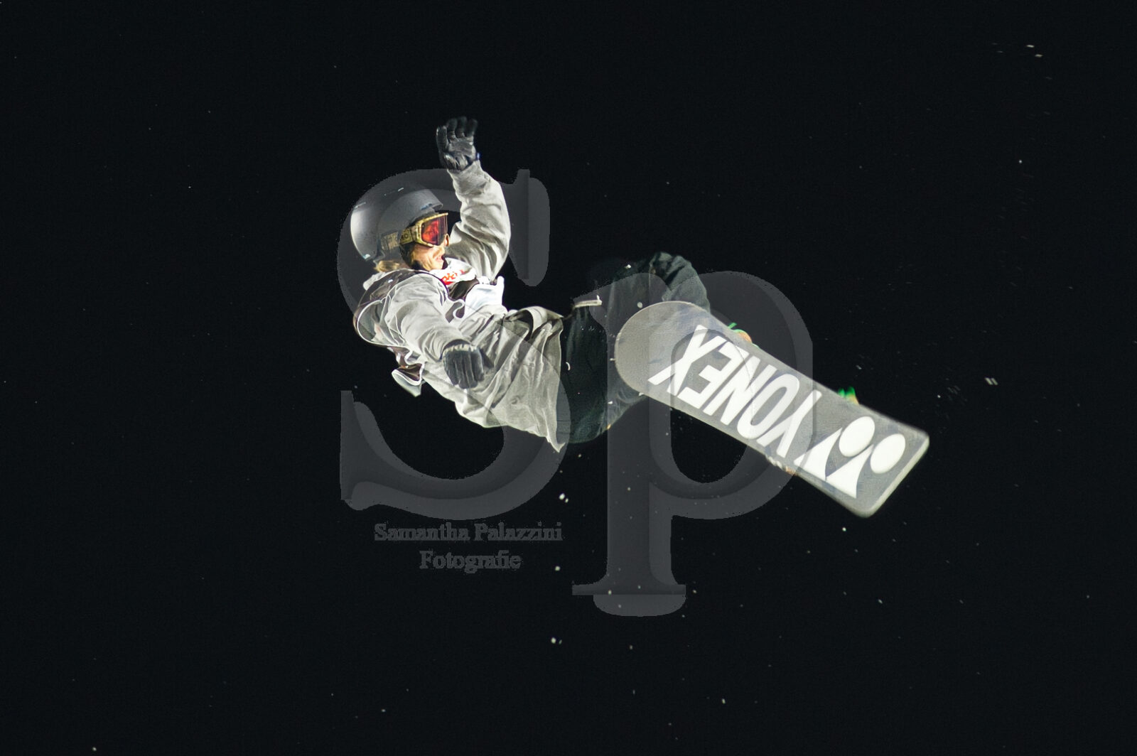 nella foto salti con snowboard- Big Air and the city