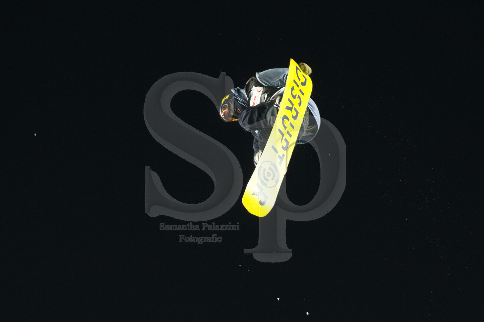 nella foto salti con snowboard- Big Air and the city