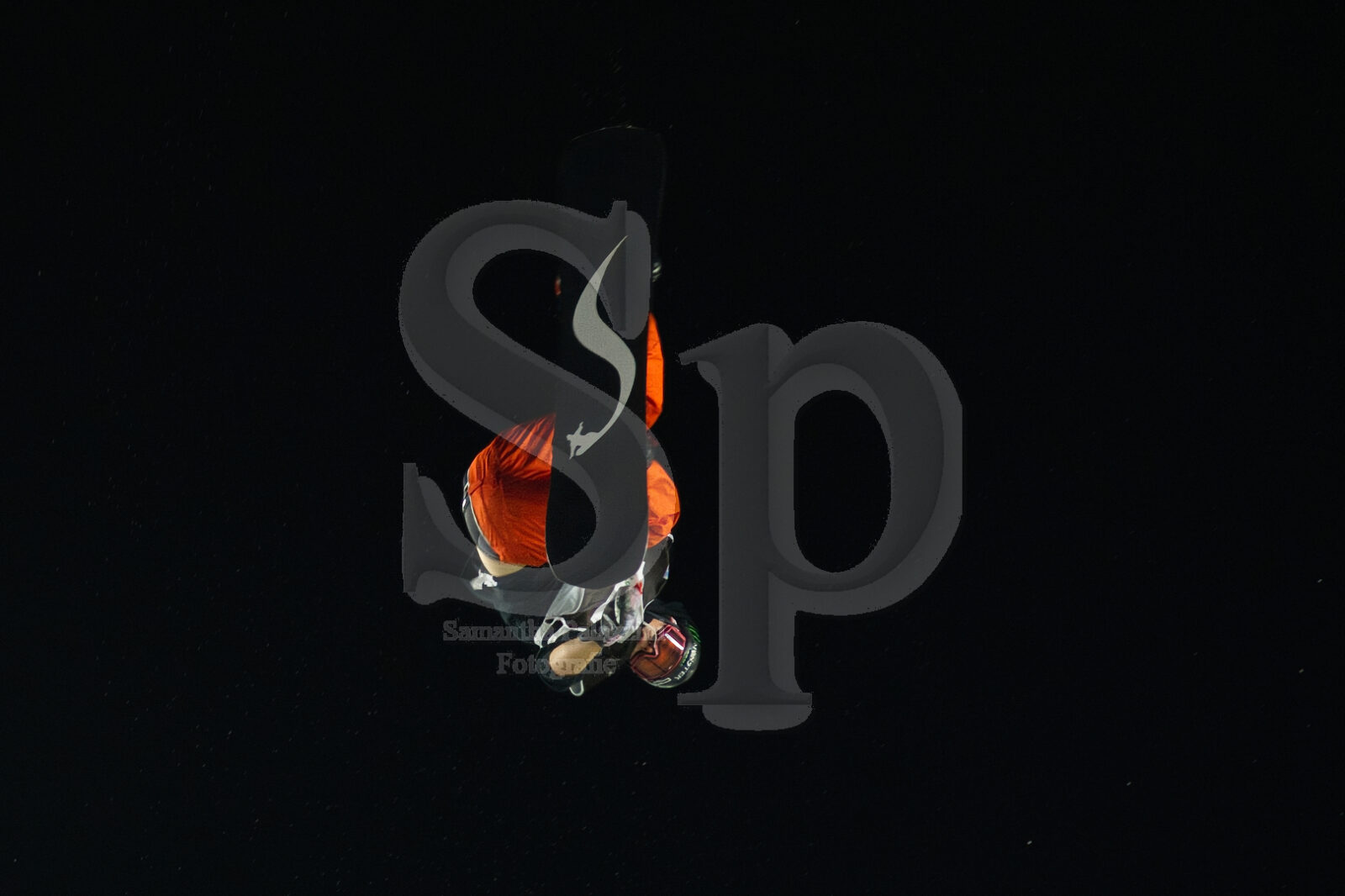 nella foto salti con snowboard- Big Air and the city