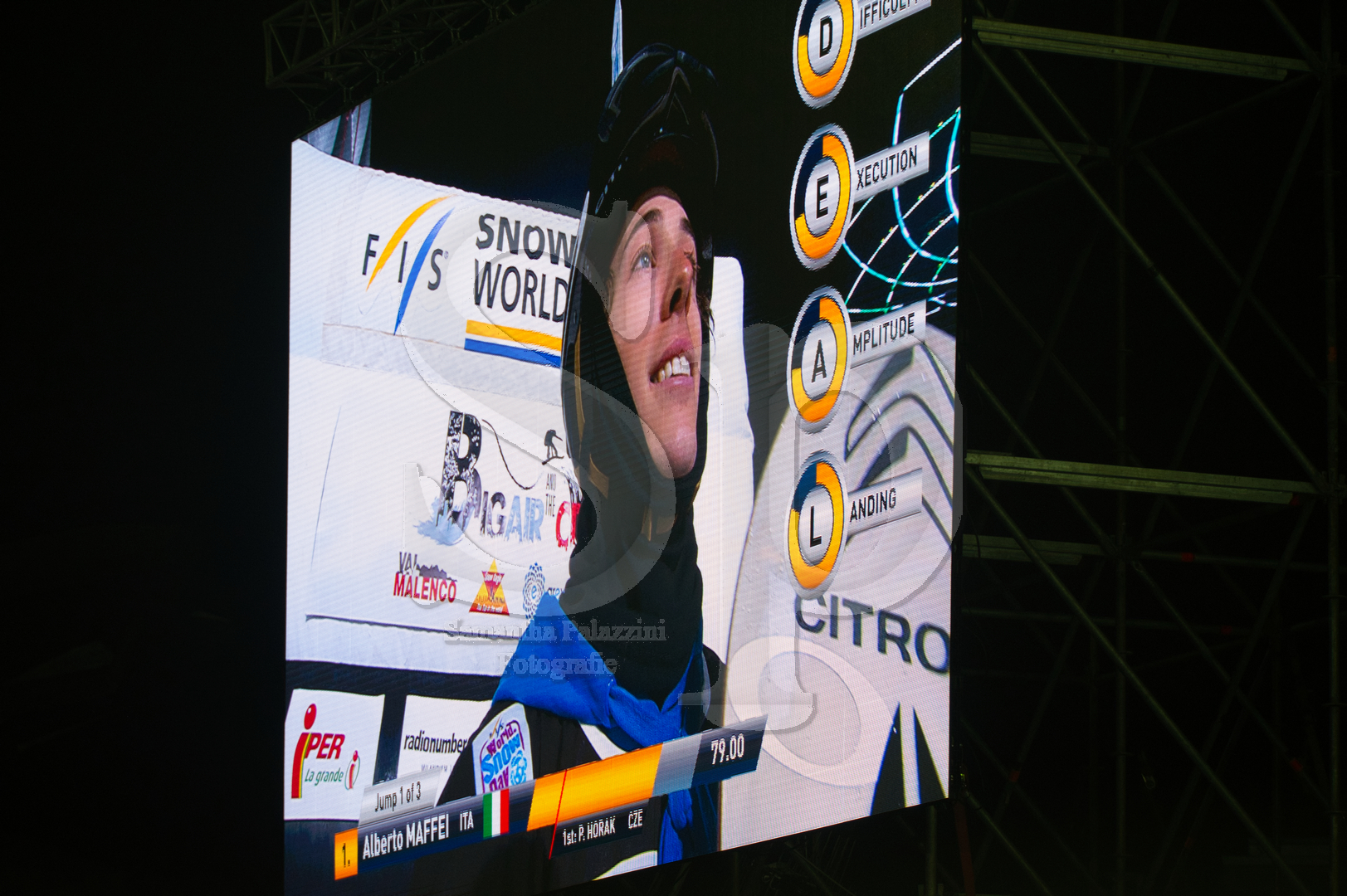 nella foto salti con snowboard- Big Air and the city