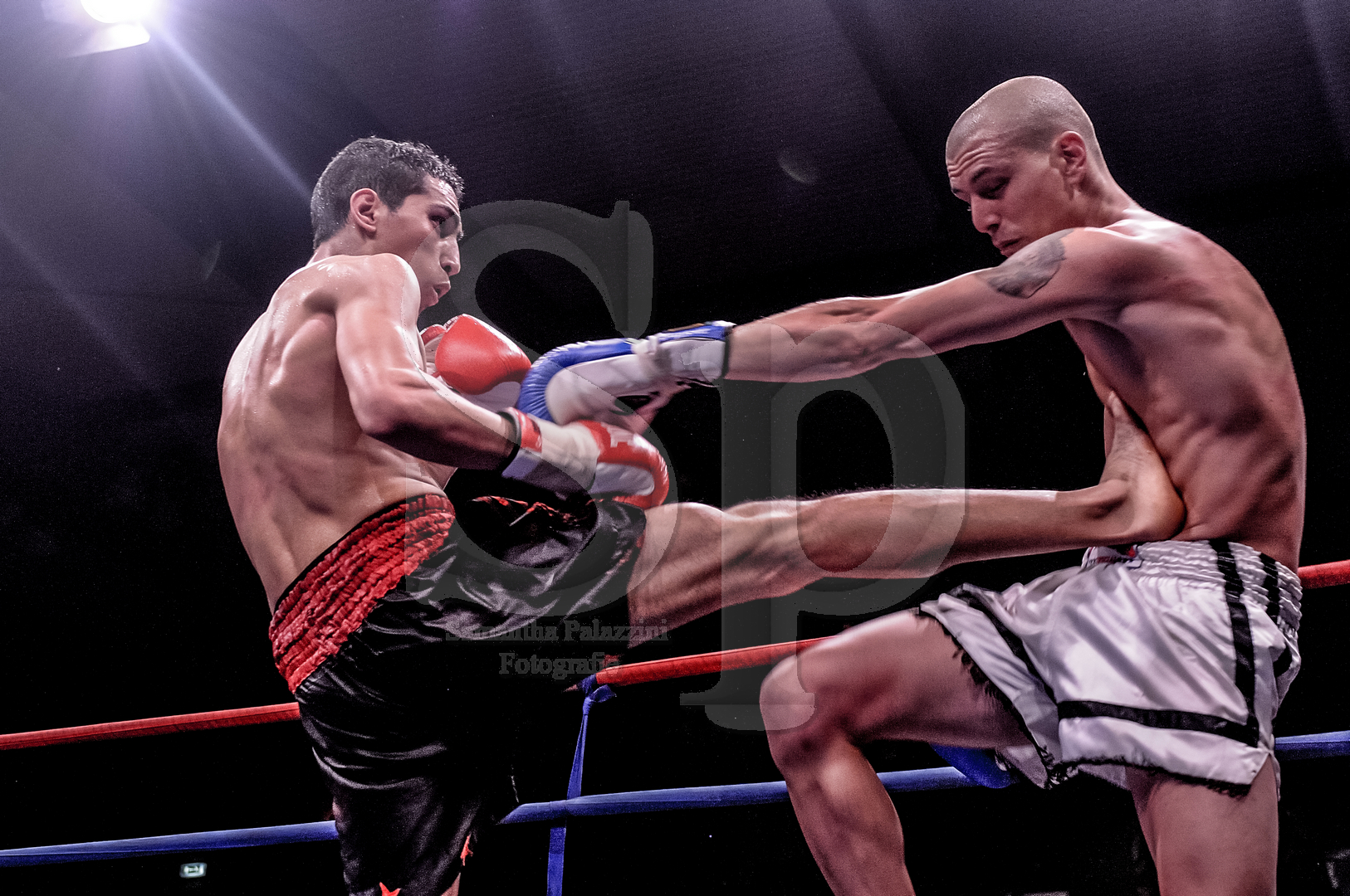 nella foto sport da combattimento muay thai, kickboxing
