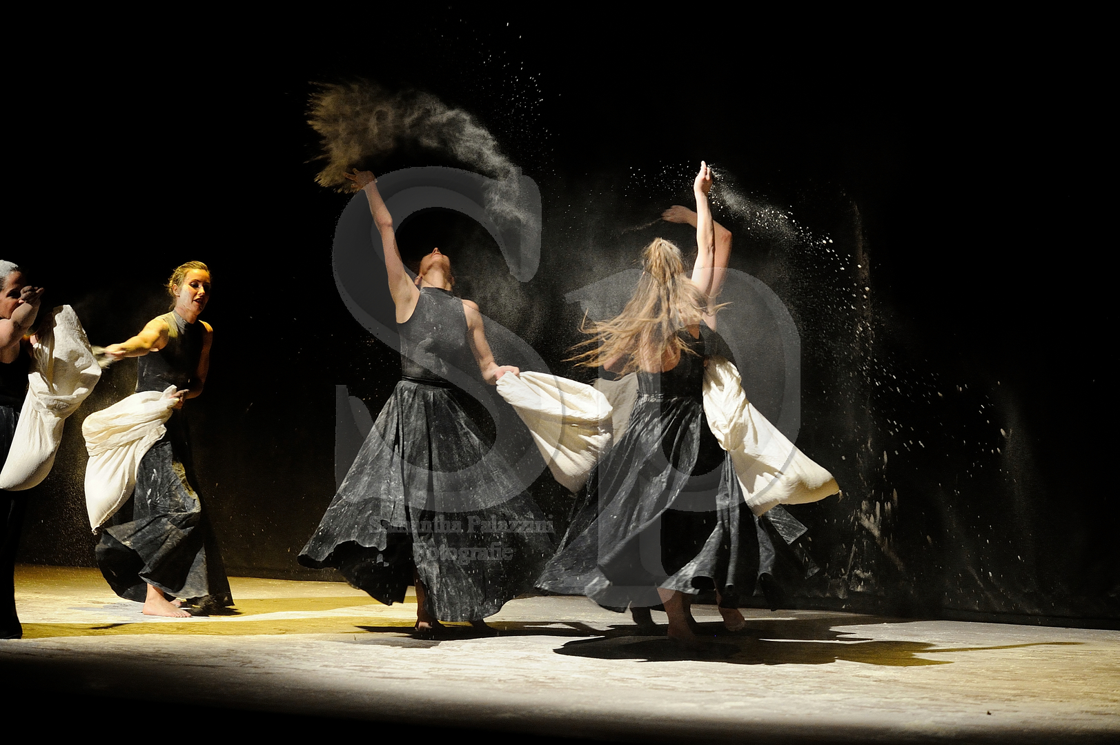 nella foto spettacolo teatrale